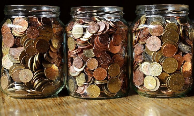 Sparschwein mit Münzen